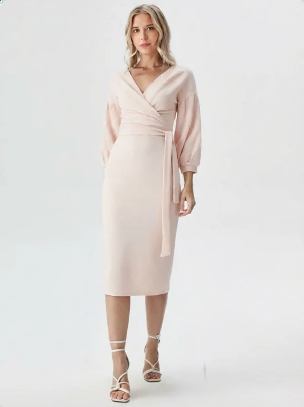 Pieguļoša pārlaidumkleita ar kuplām piedurknēm