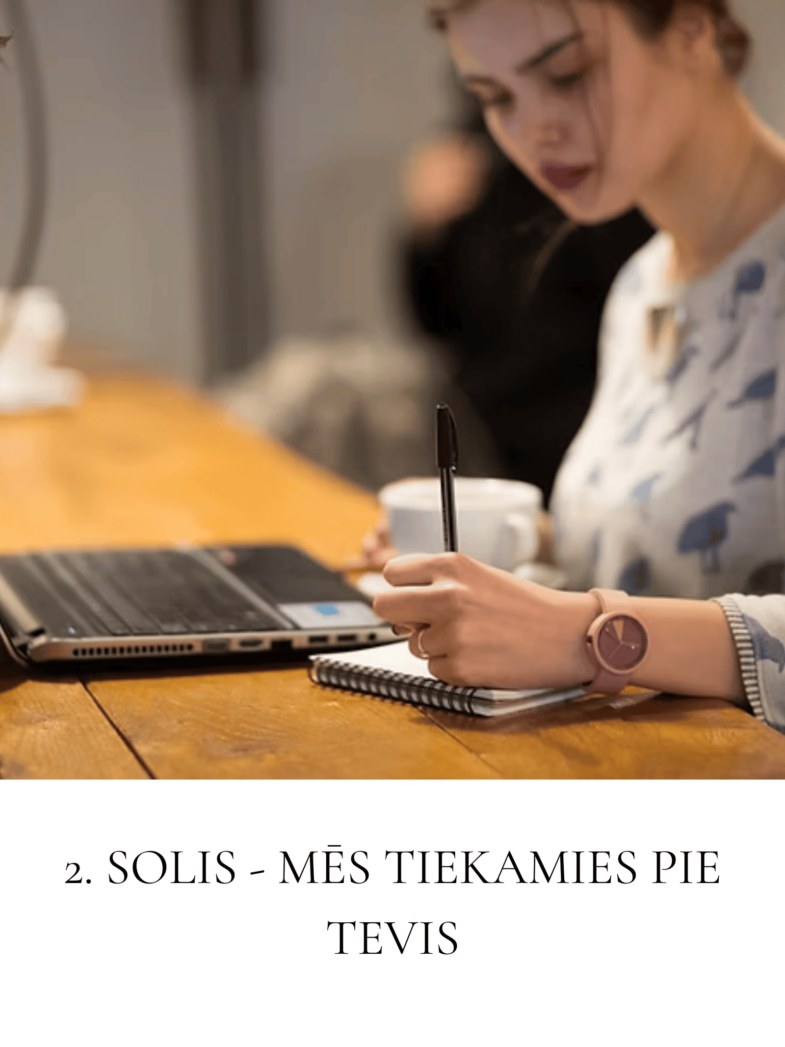stiliste-garderobes-revizija-konsultacija-klatiene.png Stiliste sagatavojas konsultācijai pie klienta – garderobes revīzijas otrais solis.